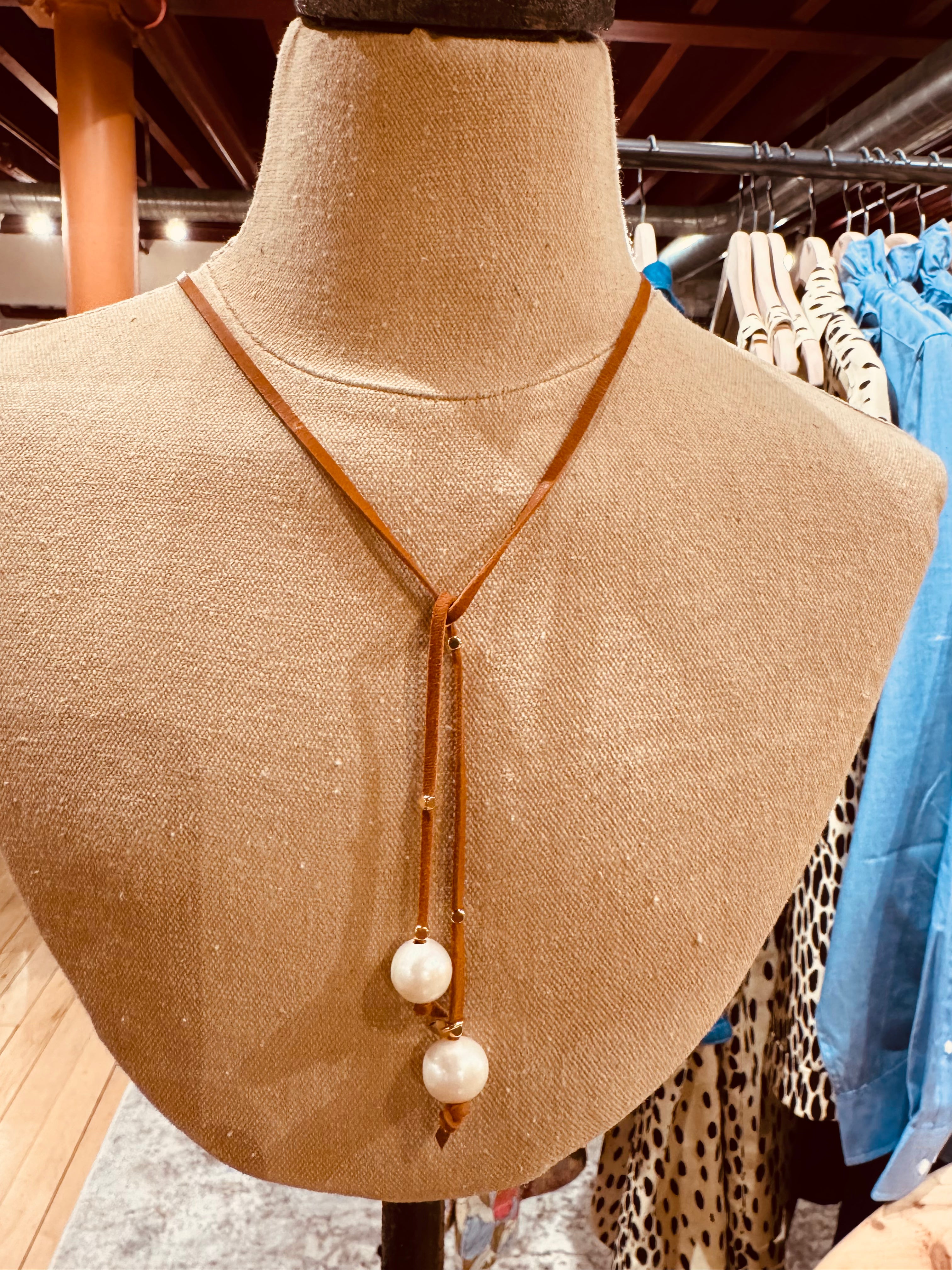 Shorty - Rust leather w/large white pearls
